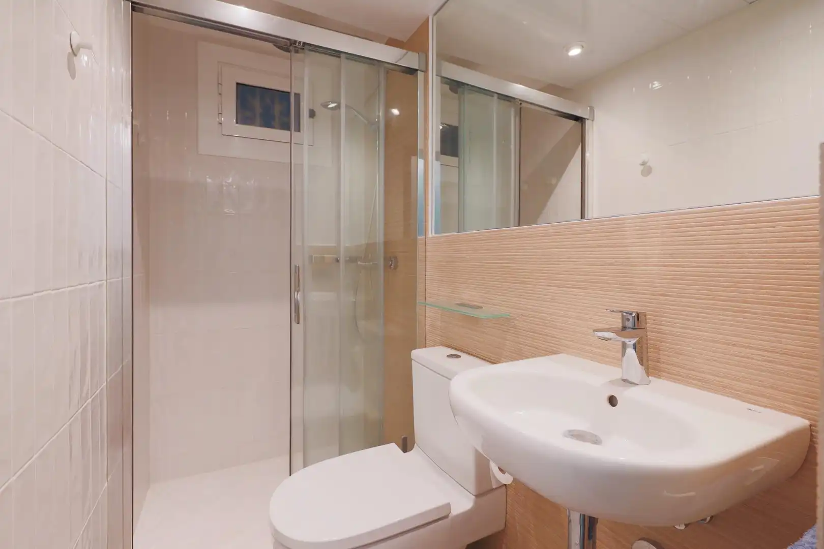 Bathroom of Ground floor for sale in Barcelona  with Air Conditioner, Heating and Parquet flooring