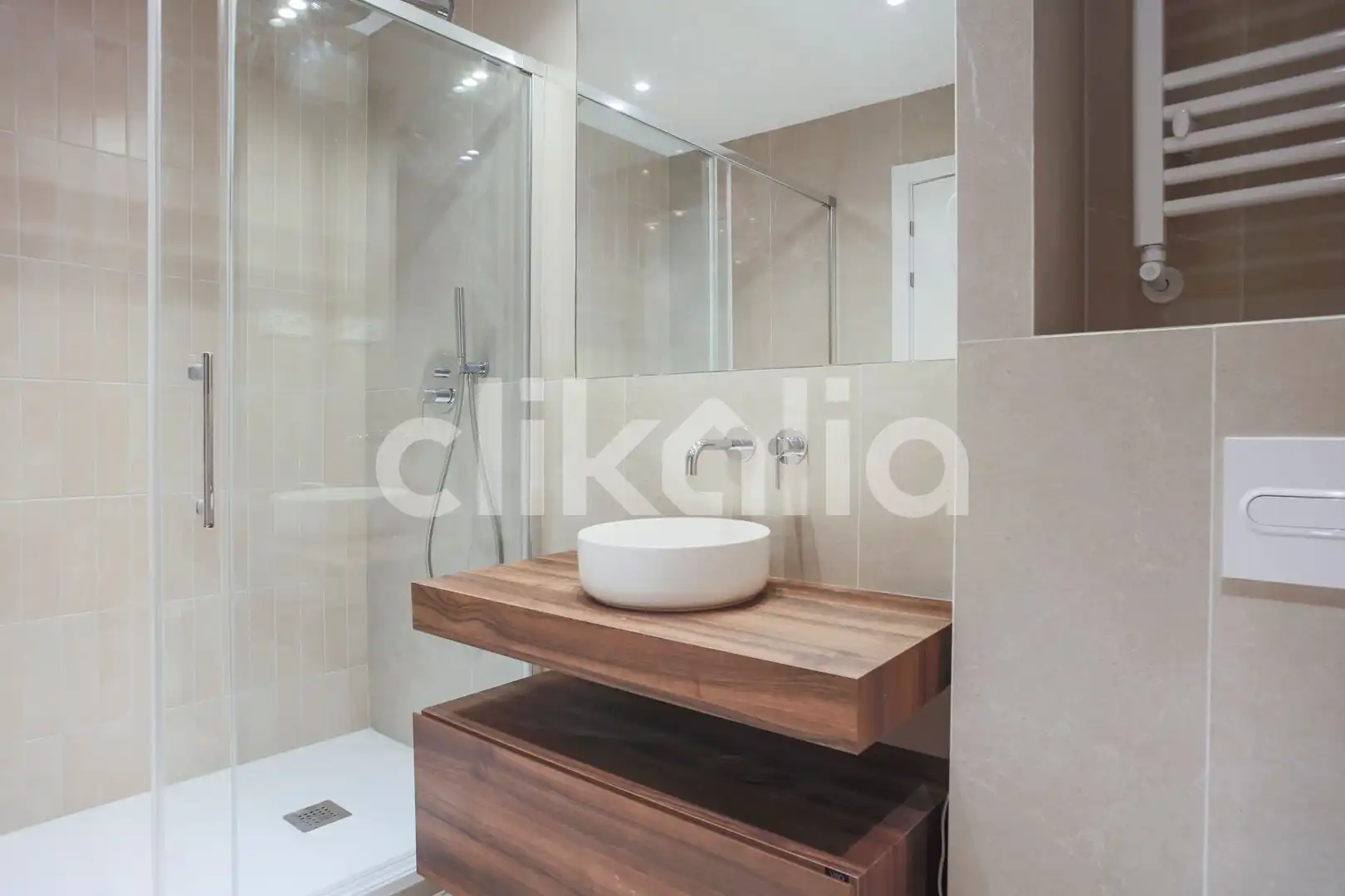 Baño de Piso en venta en Madrid con Aire acondicionado, Calefacción y Jardín privado