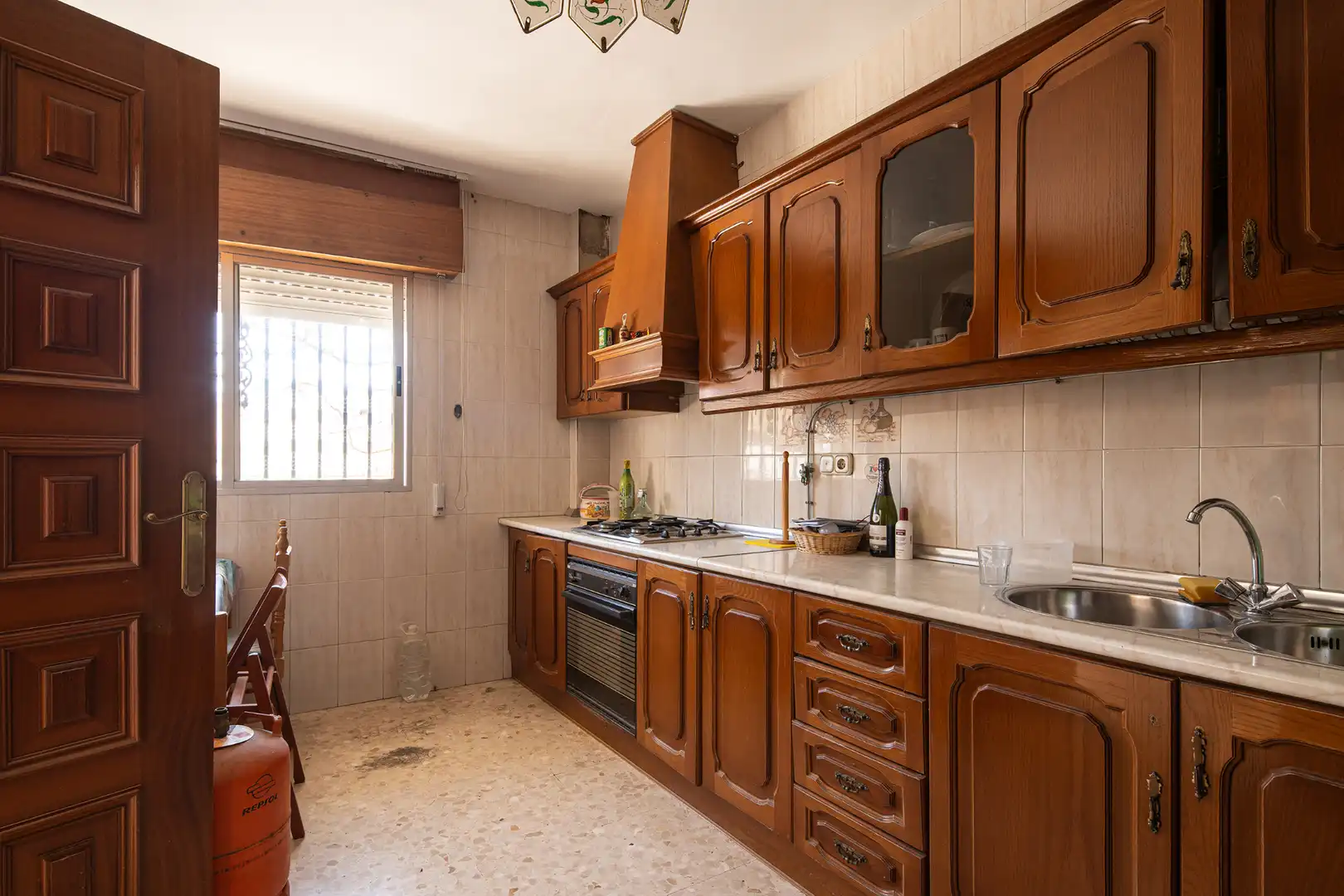 Küche von Einfamilien-Reihenhaus zum Verkauf in Granada mit Klimaanlage, Privatgarten und Terrasse