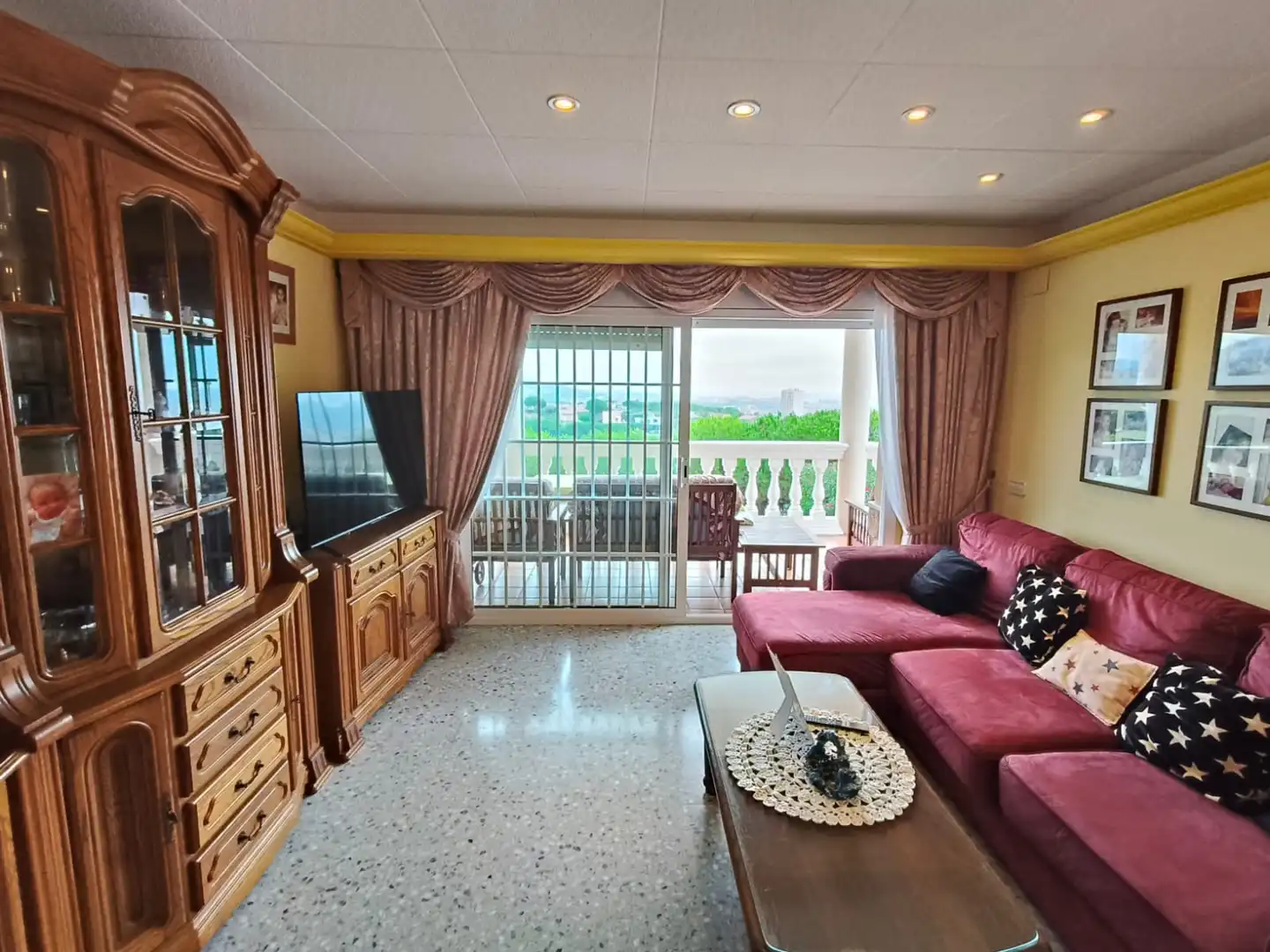Sala d'estar de Casa o xalet en venda en Calella amb Calefacció, Jardí privat i Terrassa