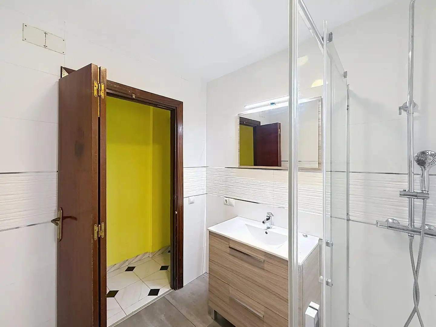 Bathroom of Flat for sale in Sevilla  with Air Conditioner, Terrace and Furnished