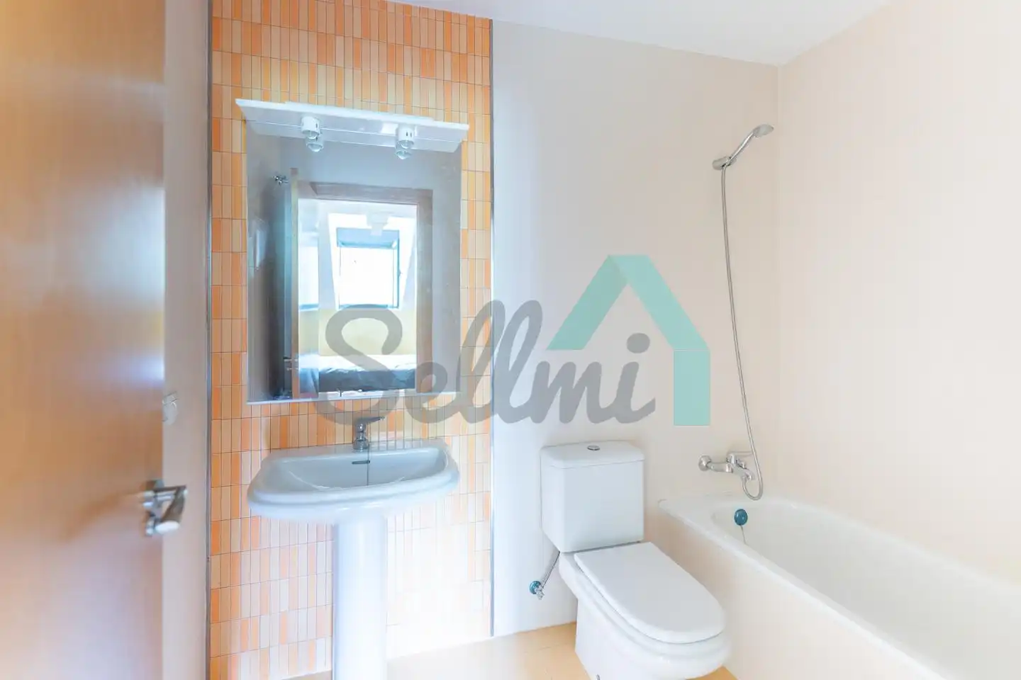 Badezimmer von Wohnung zur Miete in Aller mit Heizung und Möbliert