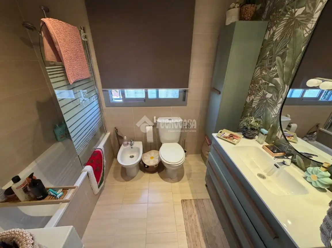 Badezimmer von Wohnung zum Verkauf in Villalbilla mit Privatgarten und Schwimmbad