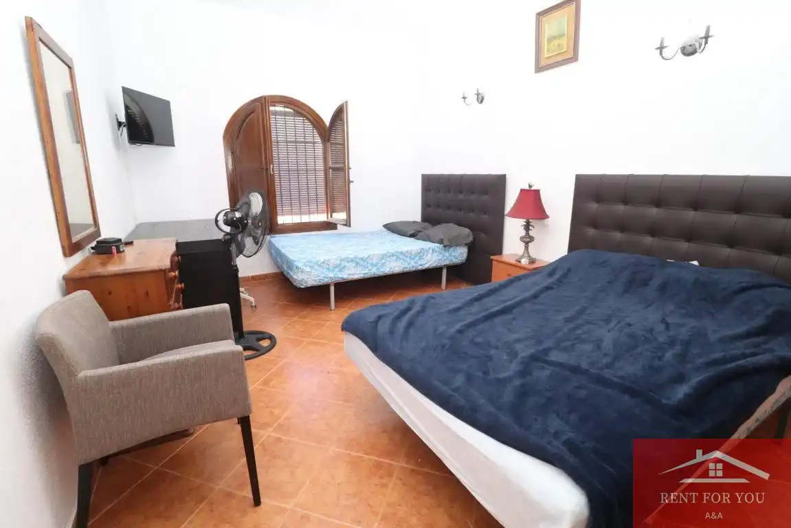 Dormitori de Casa o xalet de lloguer en Alozaina amb Aire condicionat, Jardí privat i Piscina