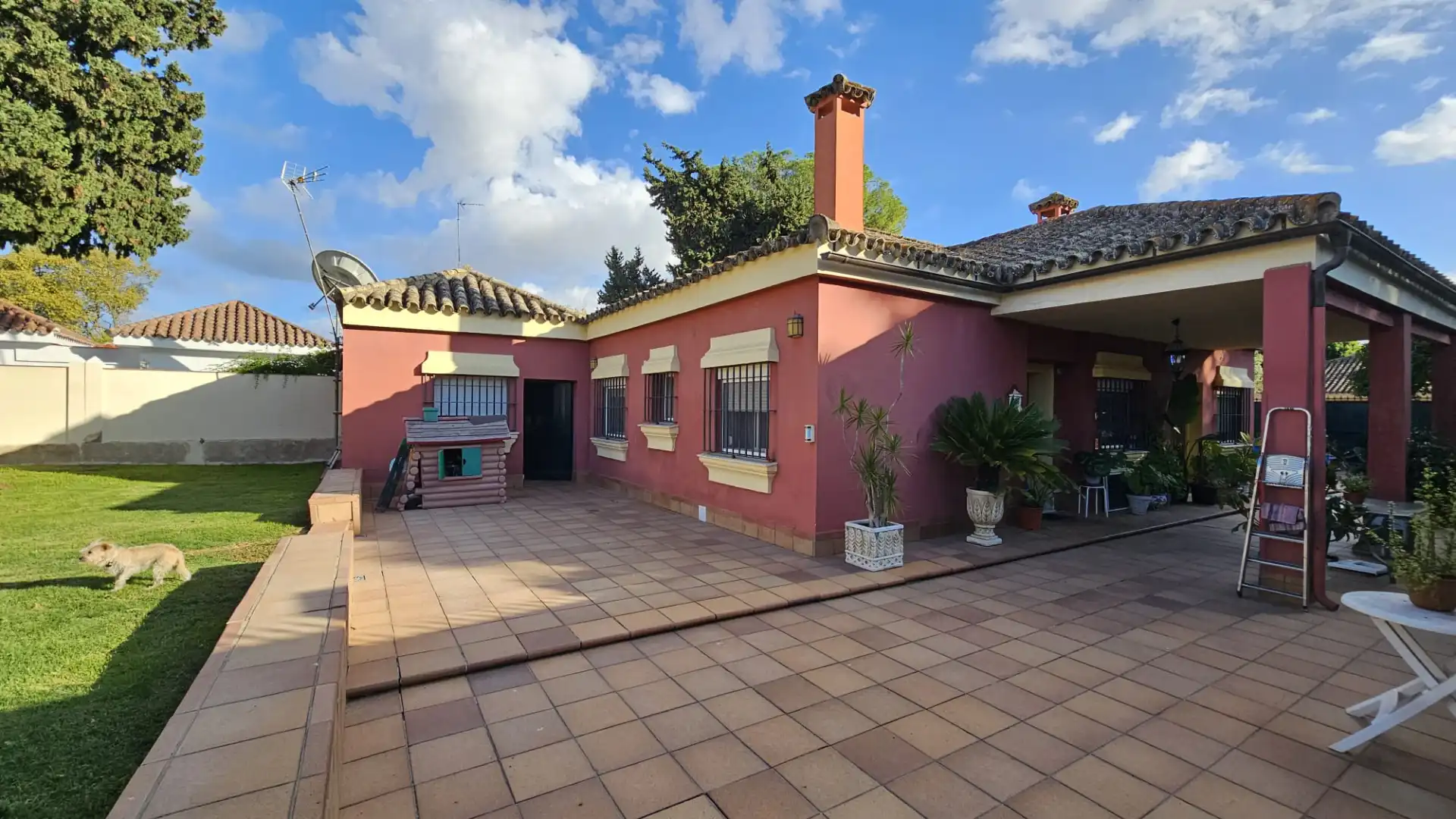 Vista exterior de Casa o xalet en venda en Jerez de la Frontera amb Jardí privat i Traster