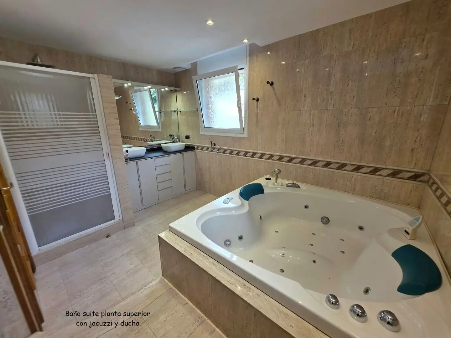 Badezimmer von Haus oder Chalet zur Miete in Sant Fost de Campsentelles mit Terrasse, Schwimmbad und Balkon