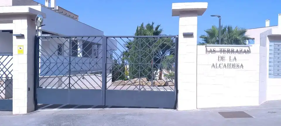 Vista exterior de Apartament de lloguer en La Alcaidesa amb Aire condicionat, Calefacció i Jardí privat