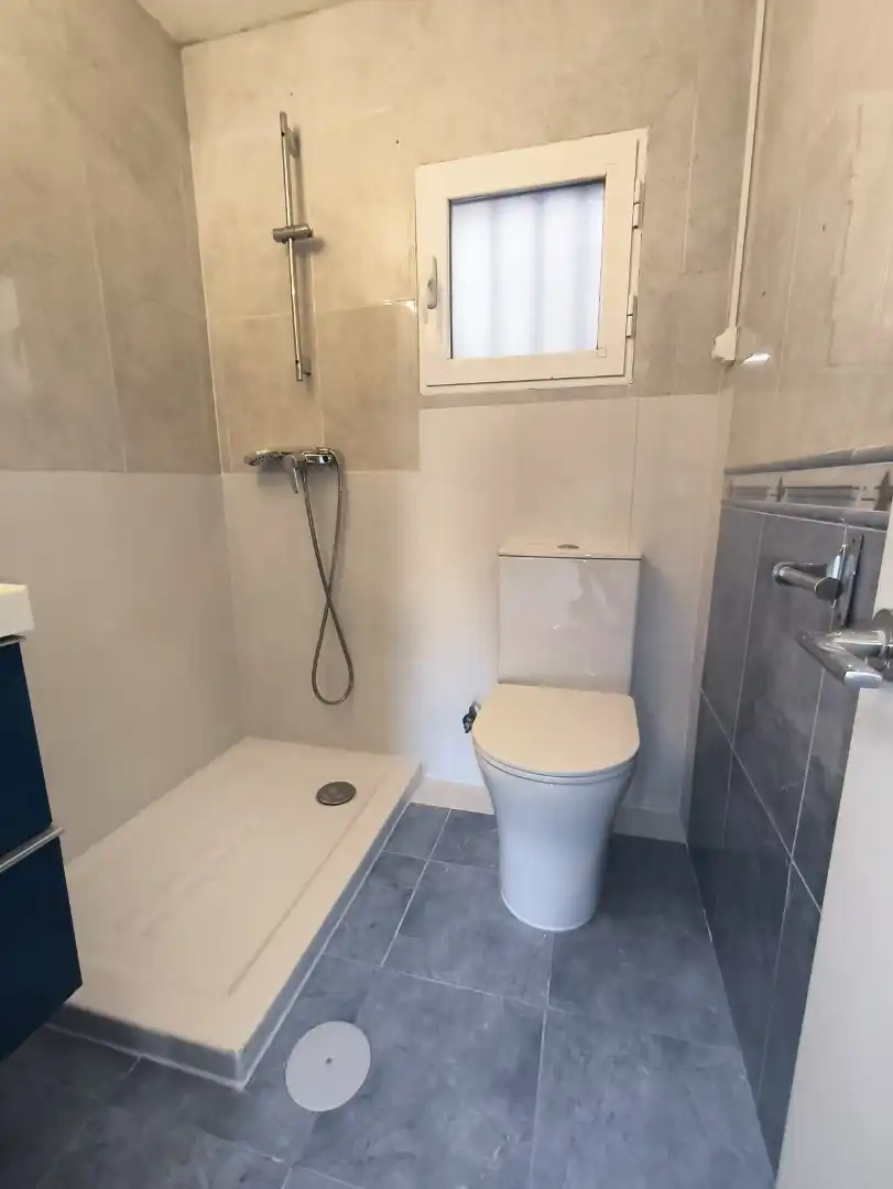 Bathroom of Flat for rent in Getafe  with Air Conditioner, Heating and Washing machine