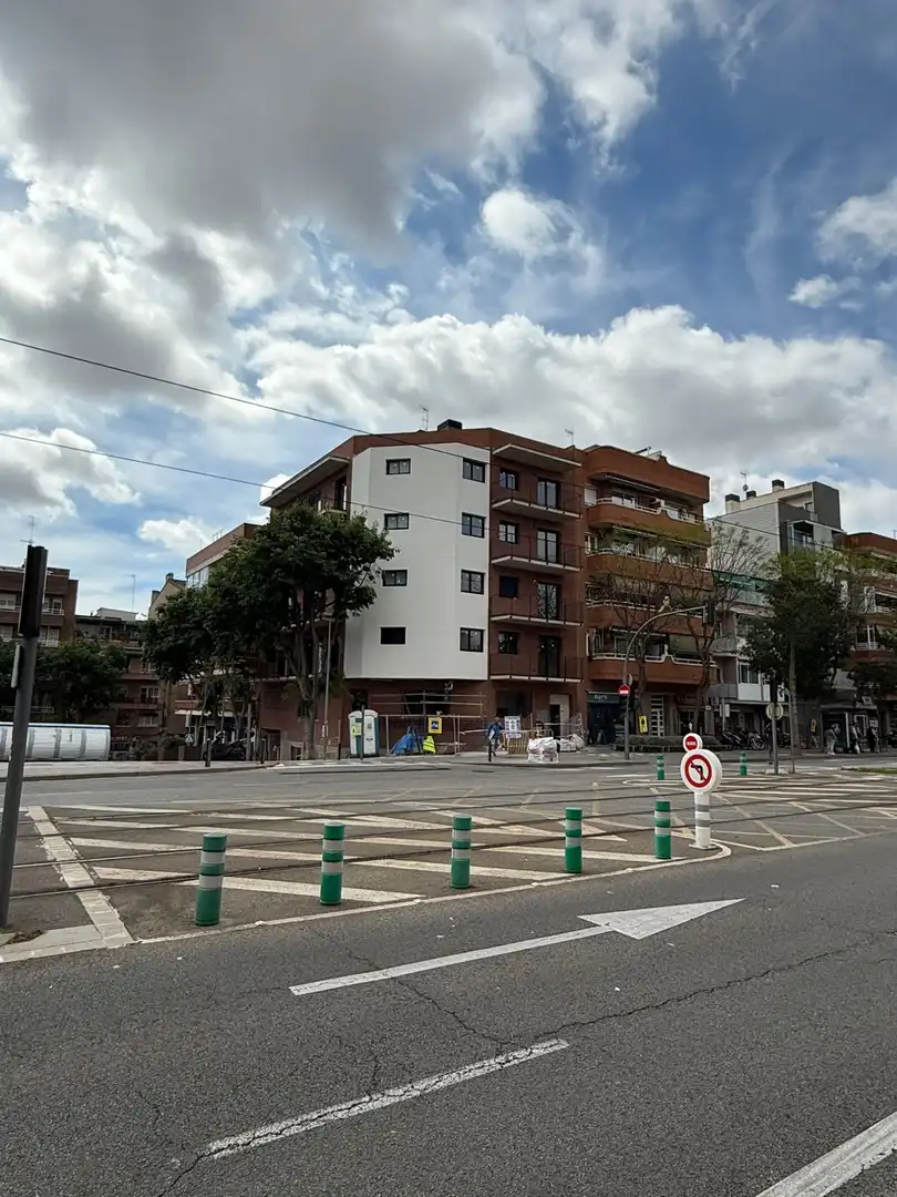 Vista exterior de Piso en venta en Cornellà de Llobregat con Calefacción, Parquet y Balcón