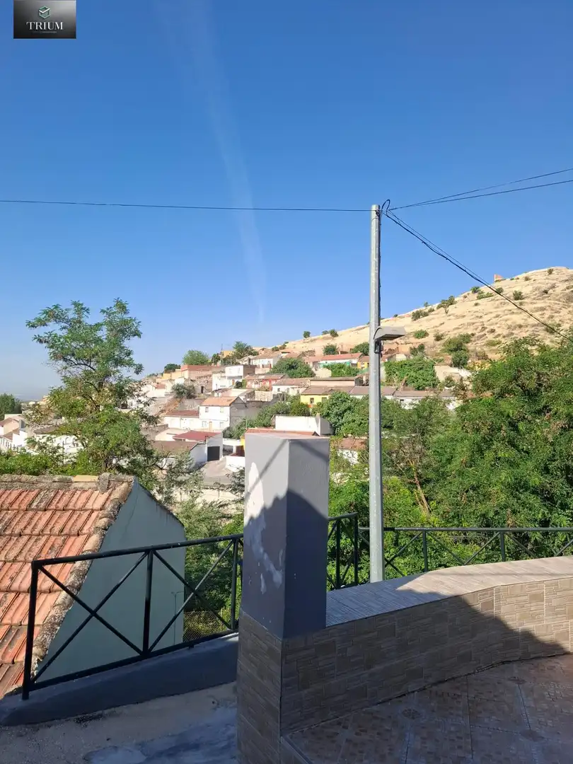 Außenansicht von Einfamilien-Reihenhaus zum Verkauf in Pinos Puente mit Klimaanlage