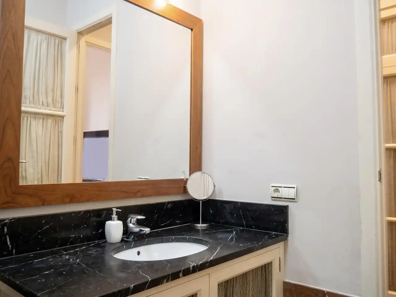 Bathroom of Flat for sale in Sevilla  with Air Conditioner, Terrace and Furnished