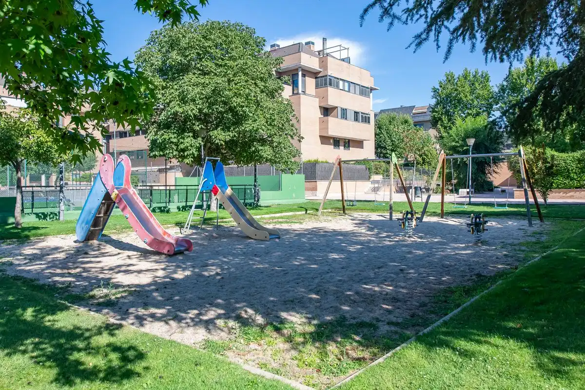 Aparcament de Àtic en venda en Pozuelo de Alarcón amb Aire condicionat, Calefacció i Jardí privat