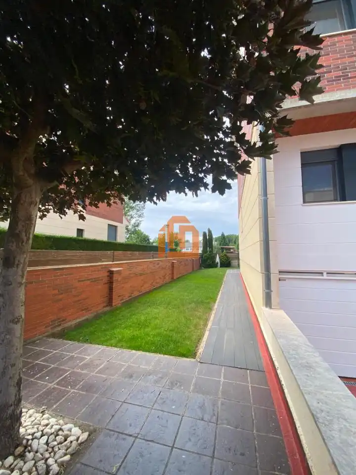 Vista exterior de Casa adosada en venta en San Andrés del Rabanedo con Calefacción, Jardín privado y Trastero