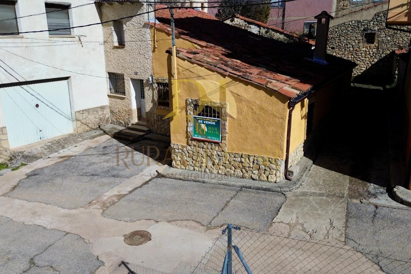 Vista exterior de Casa o xalet en venda en Peralejos de las Truchas amb Moblat, Forn i Rentadora