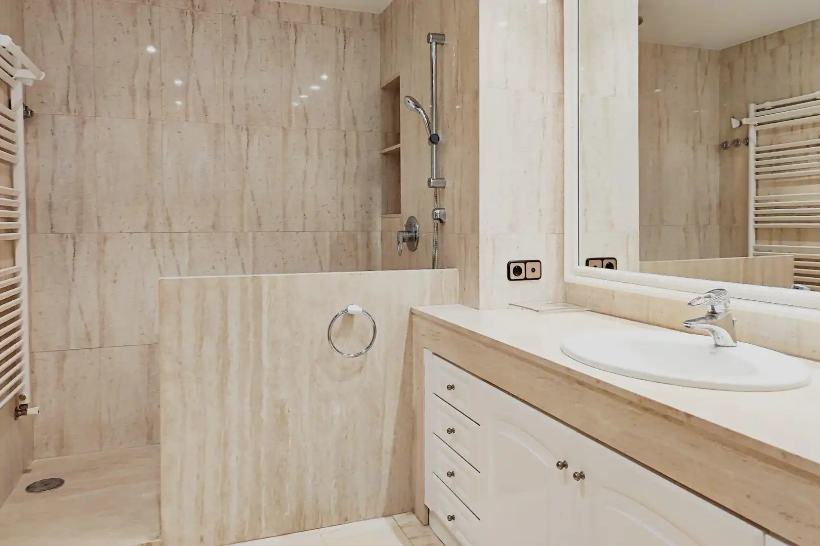 Bathroom of Houses for sale in L'Eliana  with Air Conditioner, Heating and Private garden