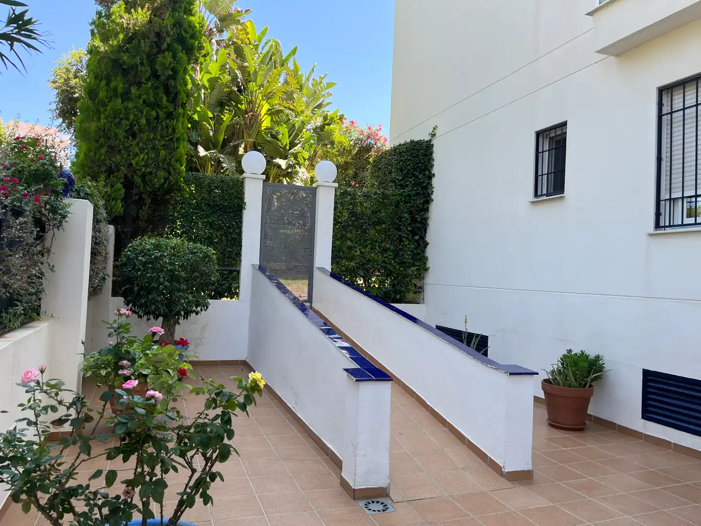 Terraza de Estudio en venta en Marbella con Amueblado, Lavadora y Piscina comunitaria
