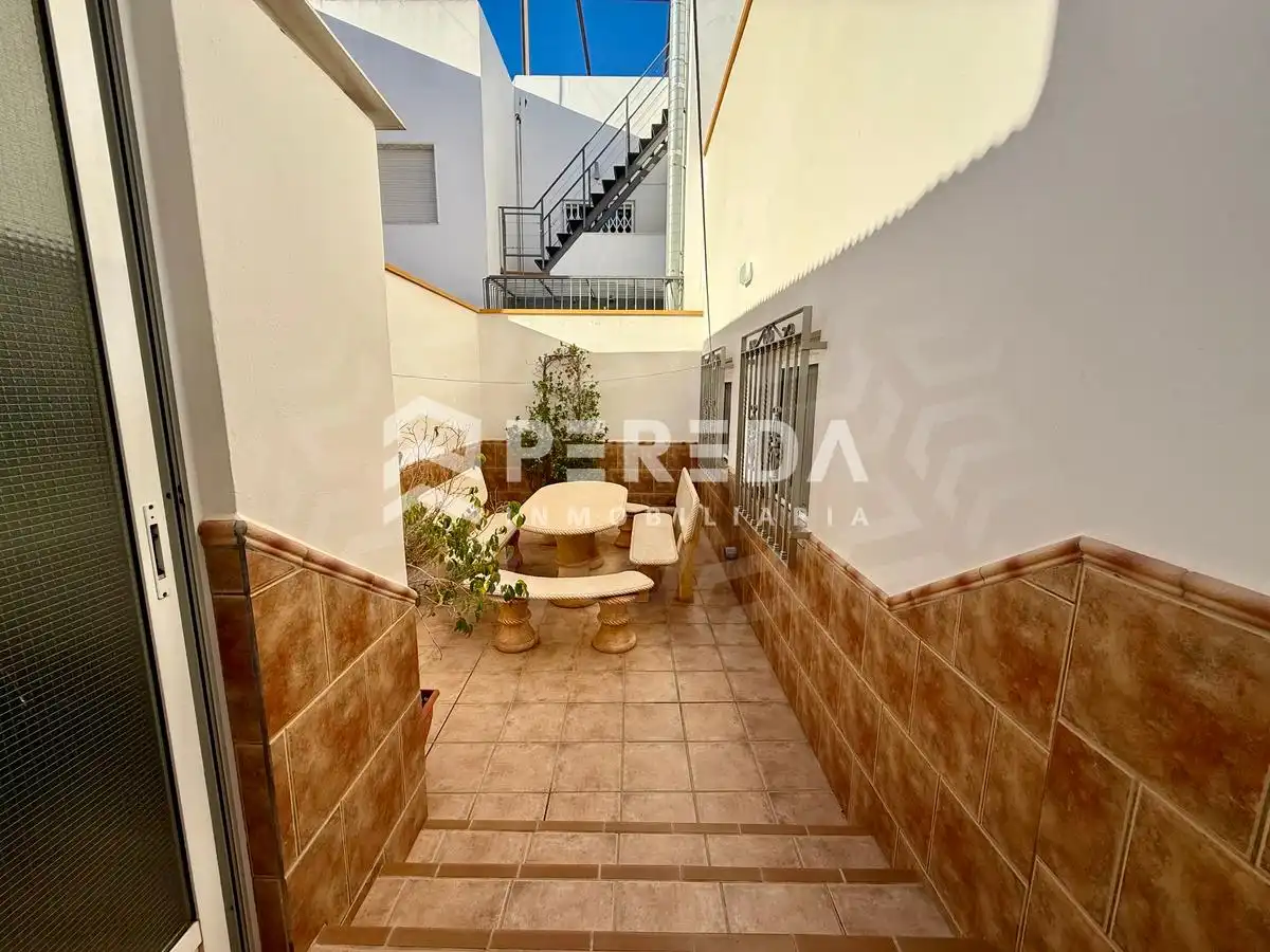 Vista exterior de Casa o xalet en venda en La Mojonera amb Jardí privat, Terrassa i Moblat
