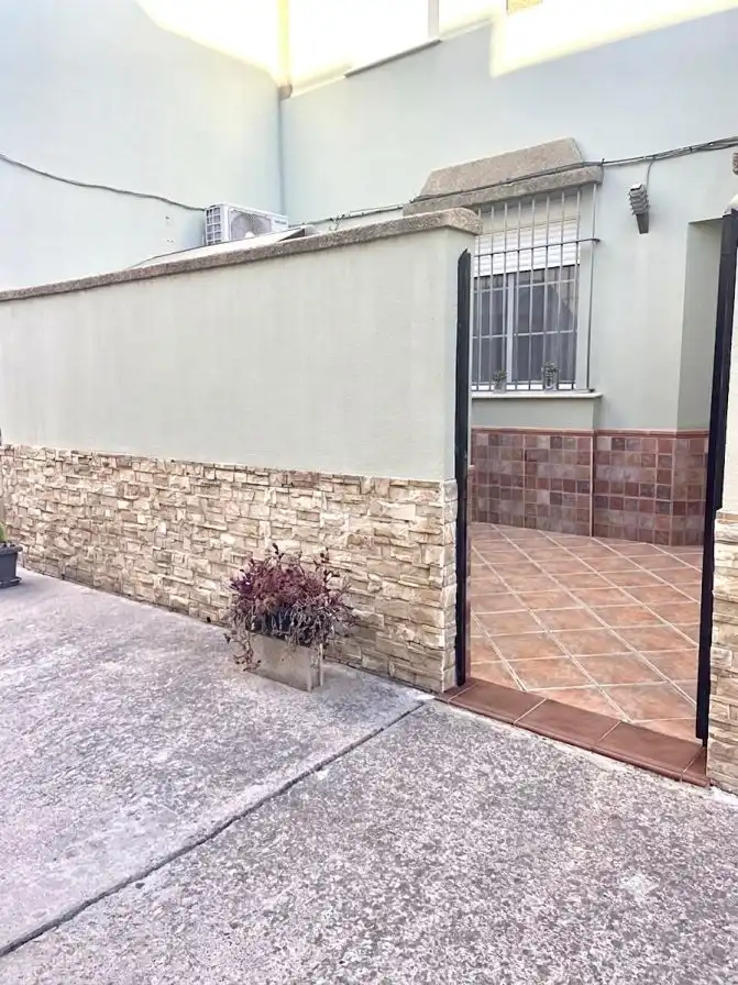 Vista exterior de Casa adosada en venda en Chiclana de la Frontera amb Terrassa