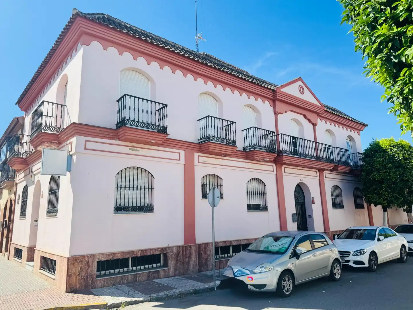 Vista exterior de Casa adosada en venda en La Rinconada amb Aire condicionat, Jardí privat i Terrassa