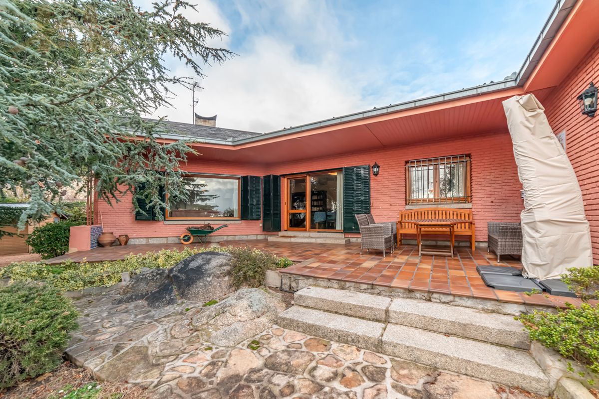Exterior view of House or chalet for sale in El Escorial  with Heating, Private garden and Terrace