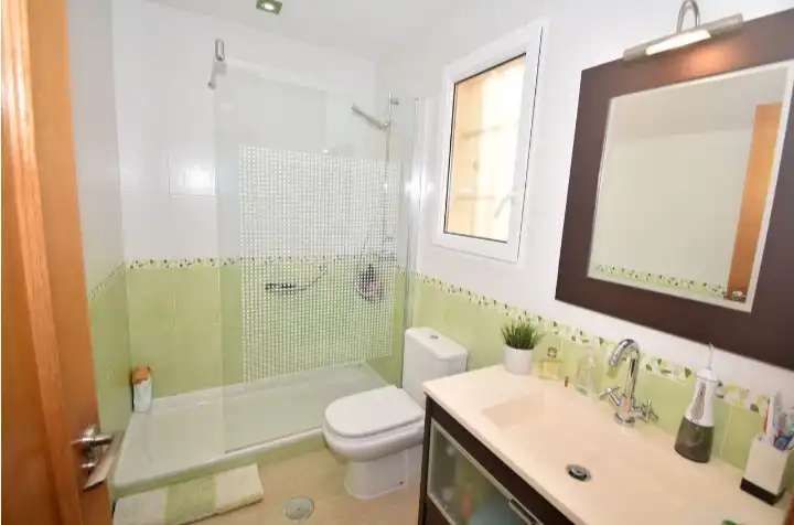 Baño de Casa adosada en venta en Pilar de la Horadada con Aire acondicionado, Calefacción y Jardín privado