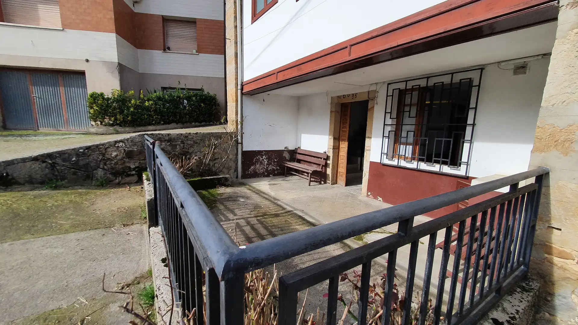 Vista exterior de Casa adosada en venda en Cabrales amb Calefacció, Terrassa i Balcó