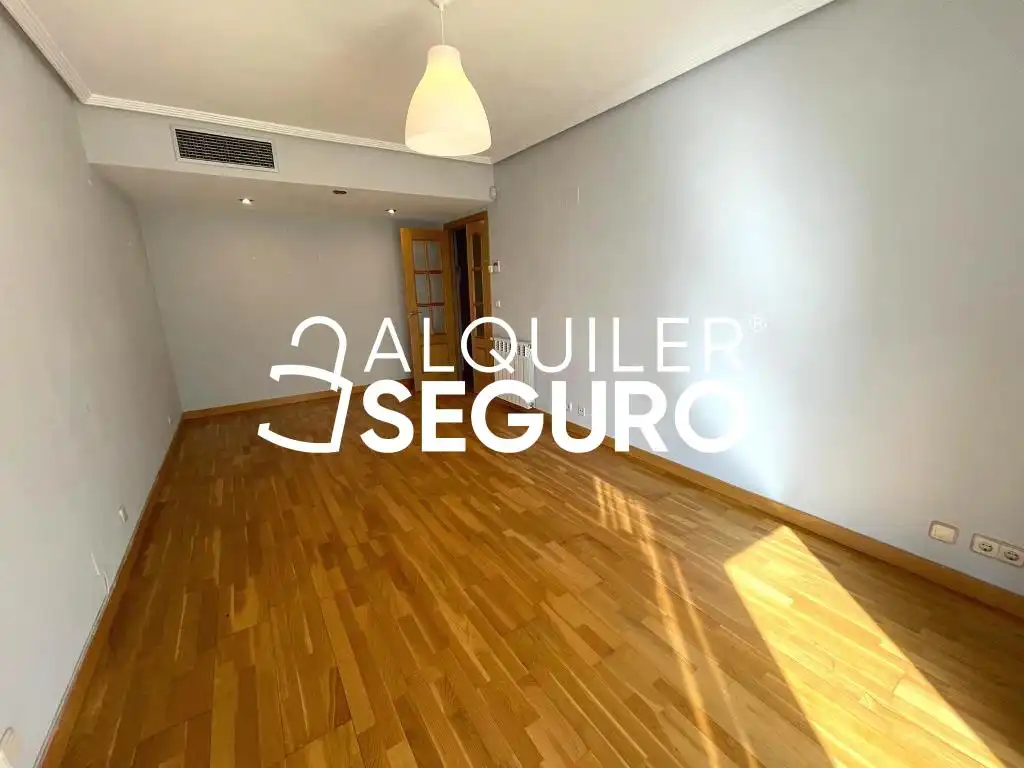 Flat for rent in de José Arcones Gil, Pueblo Nuevo