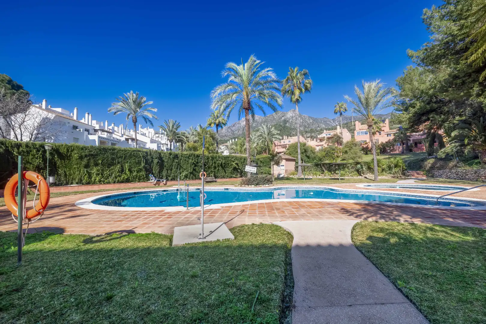 Jardín de Dúplex en venta en Marbella con Terraza, Alarma y Piscina comunitaria