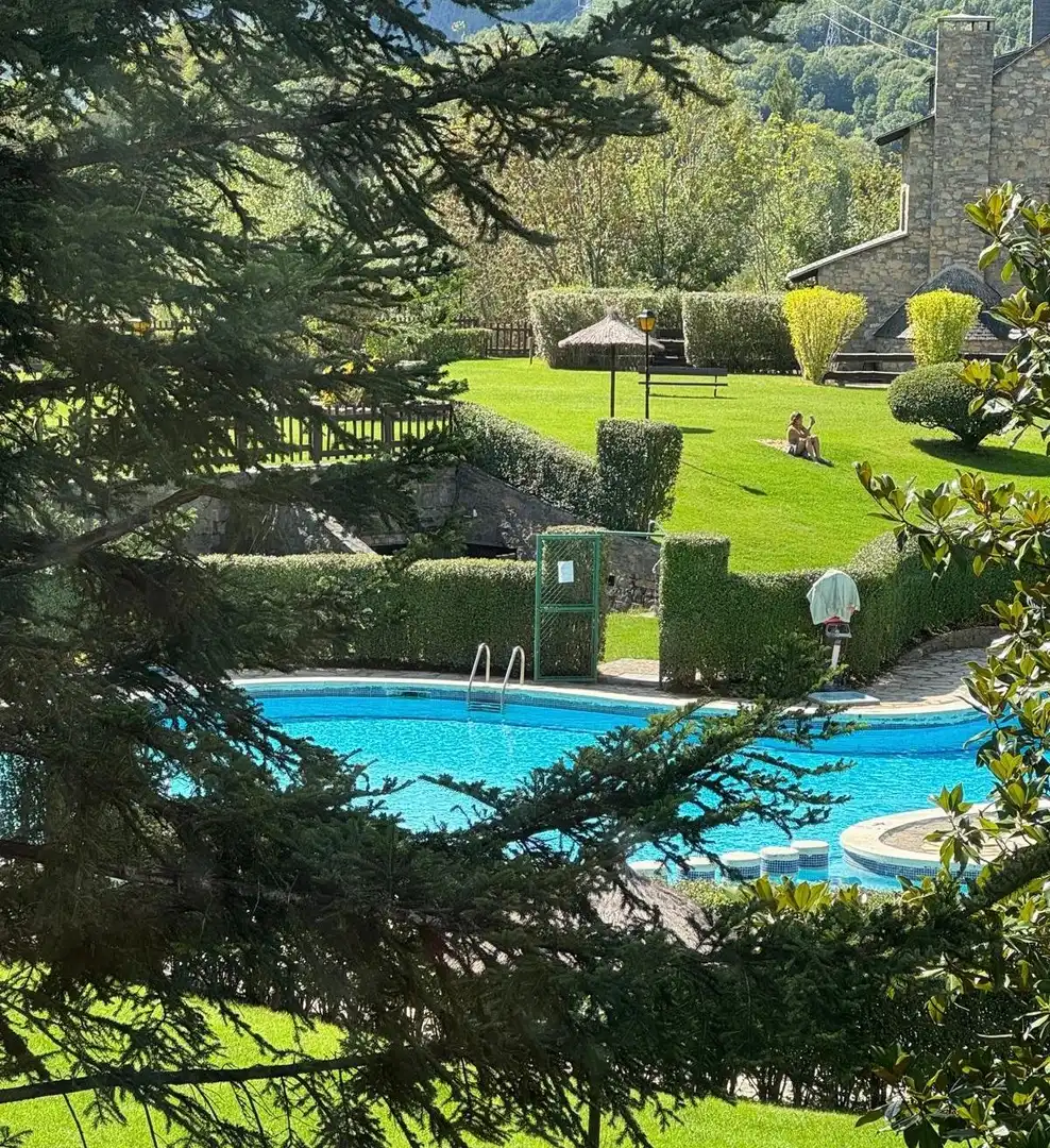 Piscina de Piso en venta en Sahún con Calefacción, Trastero y Amueblado