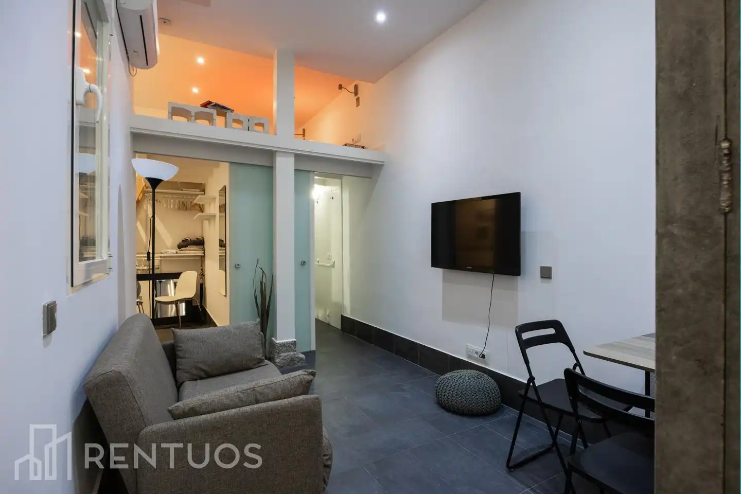 Sala d'estar de Dúplex de lloguer en Madrid amb Aire condicionat i Moblat