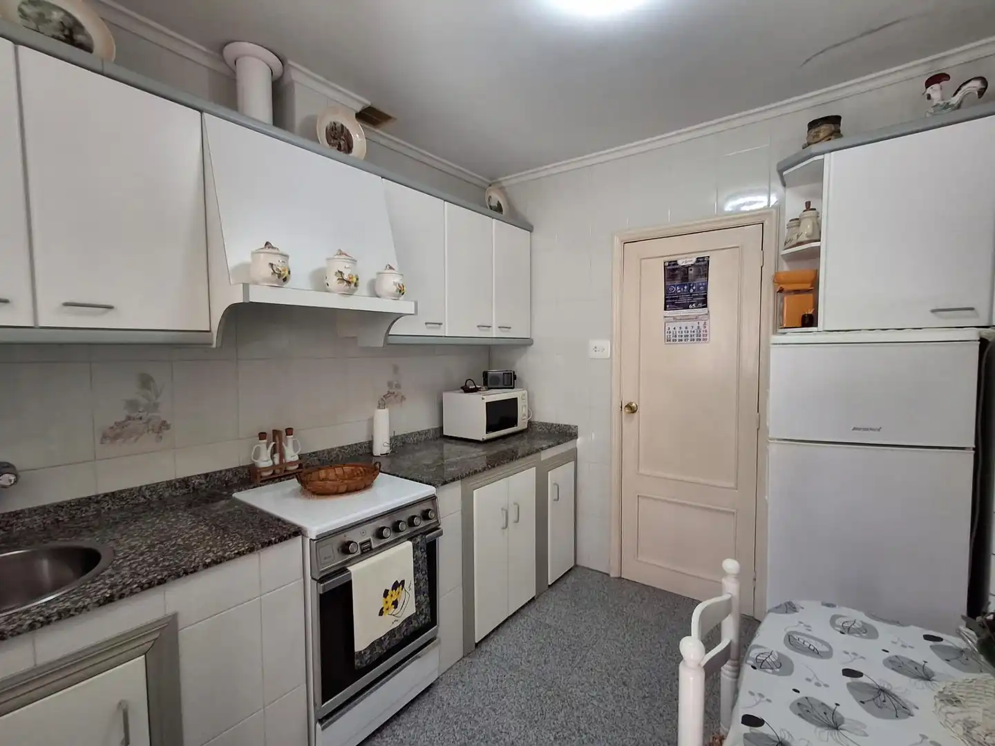 Cuina de Casa o xalet en venda en Ourense Capital  amb Moblat