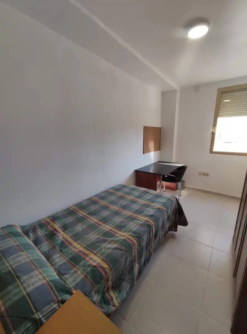 Room in Plaza Crevillente - Antiguos Juzgados - El Asilo