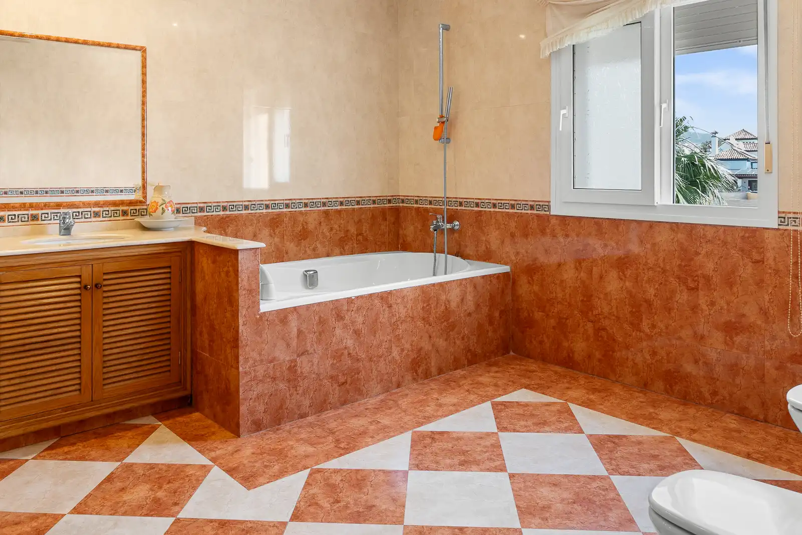 Bany de Casa o xalet en venda en Benalmádena amb Aire condicionat, Jardí privat i Piscina