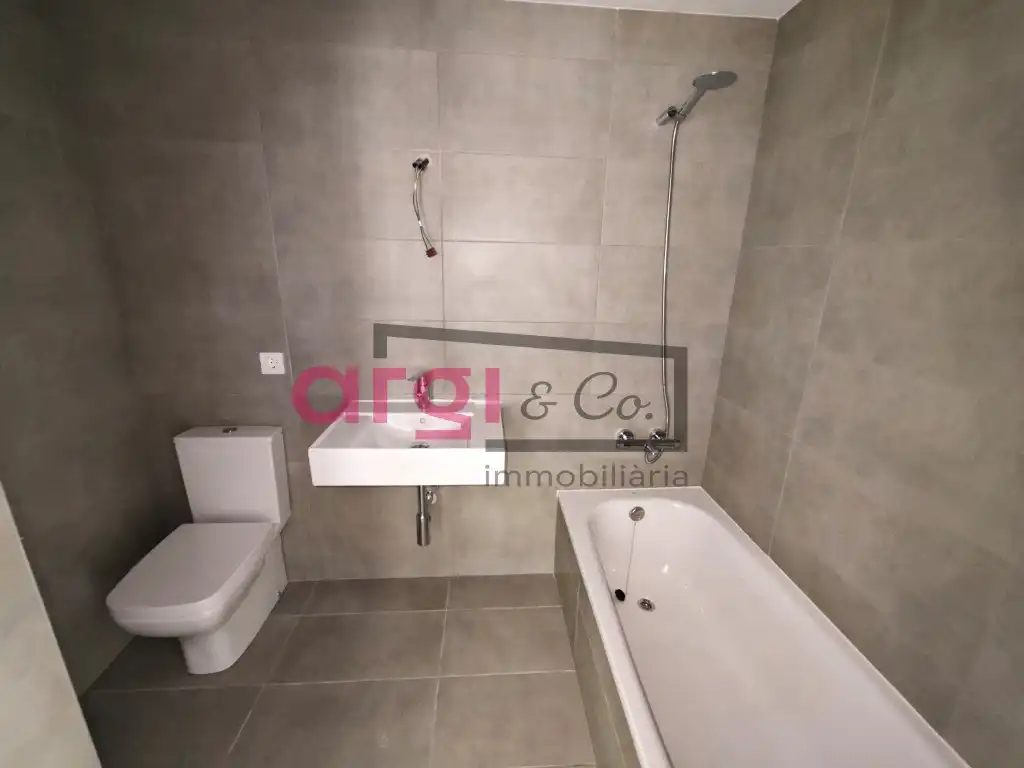 Baño de Piso de alquiler en Viladecans con Aire acondicionado y Balcón