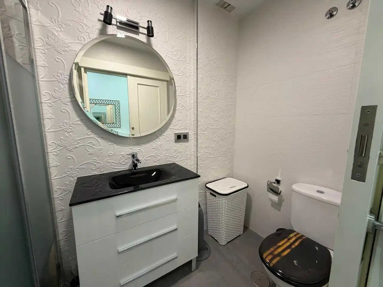 Bathroom of Flat for sale in Sanlúcar de Barrameda  with Air Conditioner, Terrace and Furnished