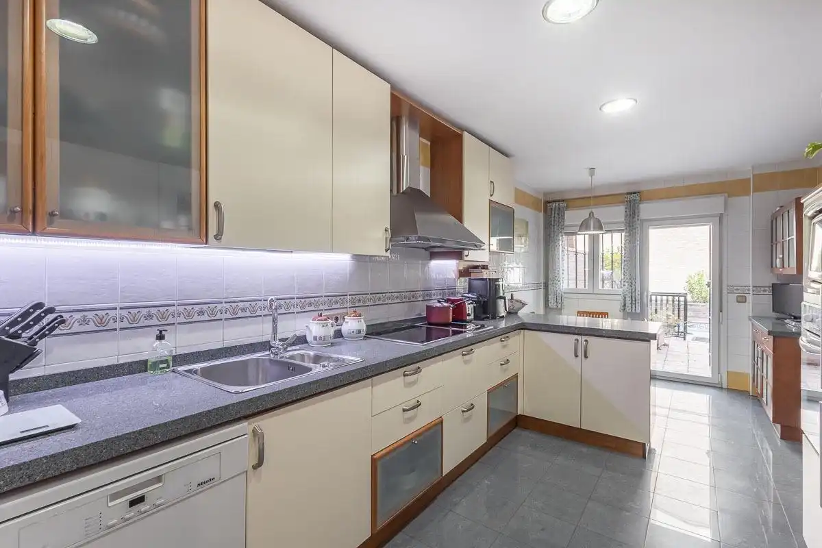 Cocina de Casa adosada en venta en Granada con Calefacción, Jardín privado y Terraza
