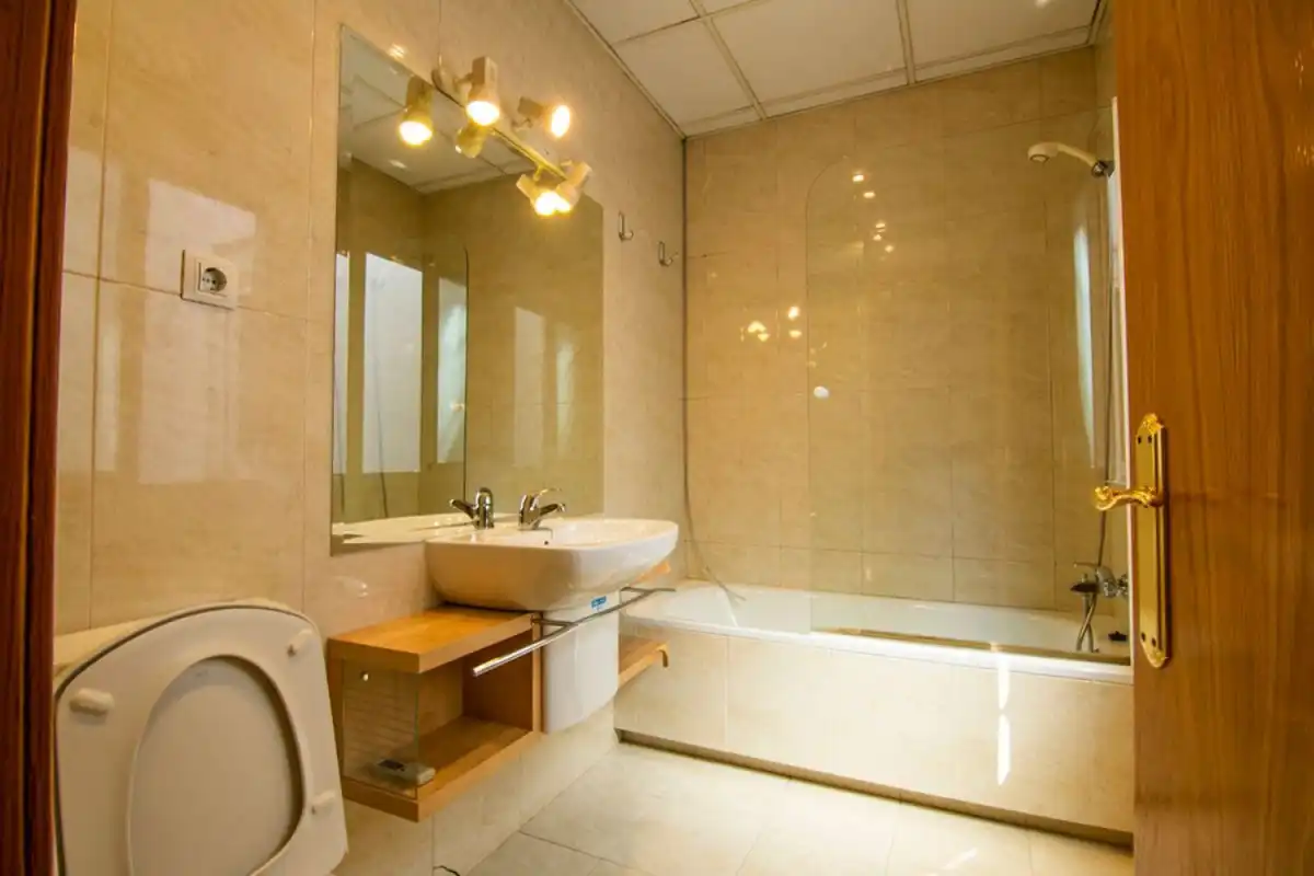 Baño de Piso de alquiler en Madrid con Aire acondicionado, Calefacción y Parquet