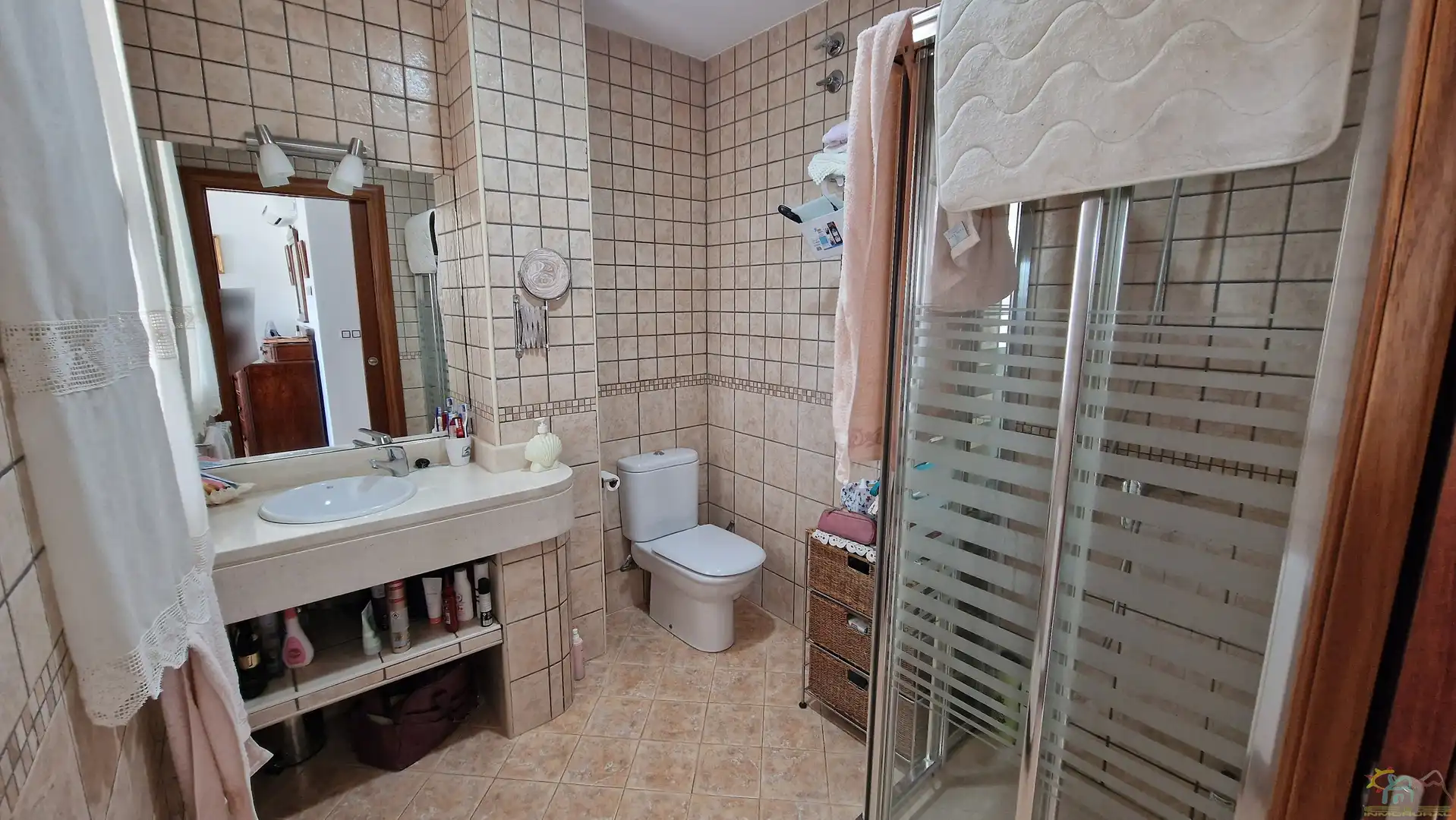 Badezimmer von Einfamilien-Reihenhaus zum Verkauf in Diezma mit Klimaanlage, Heizung und Privatgarten
