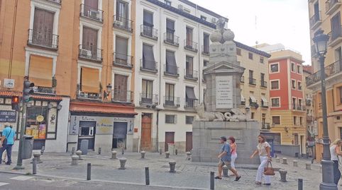 Precioso áticodúplex, recién reformado, en el corazón de la Latina, en el Madrid histórico. Balcón a la calle. Salón comedor con s, Bild 4