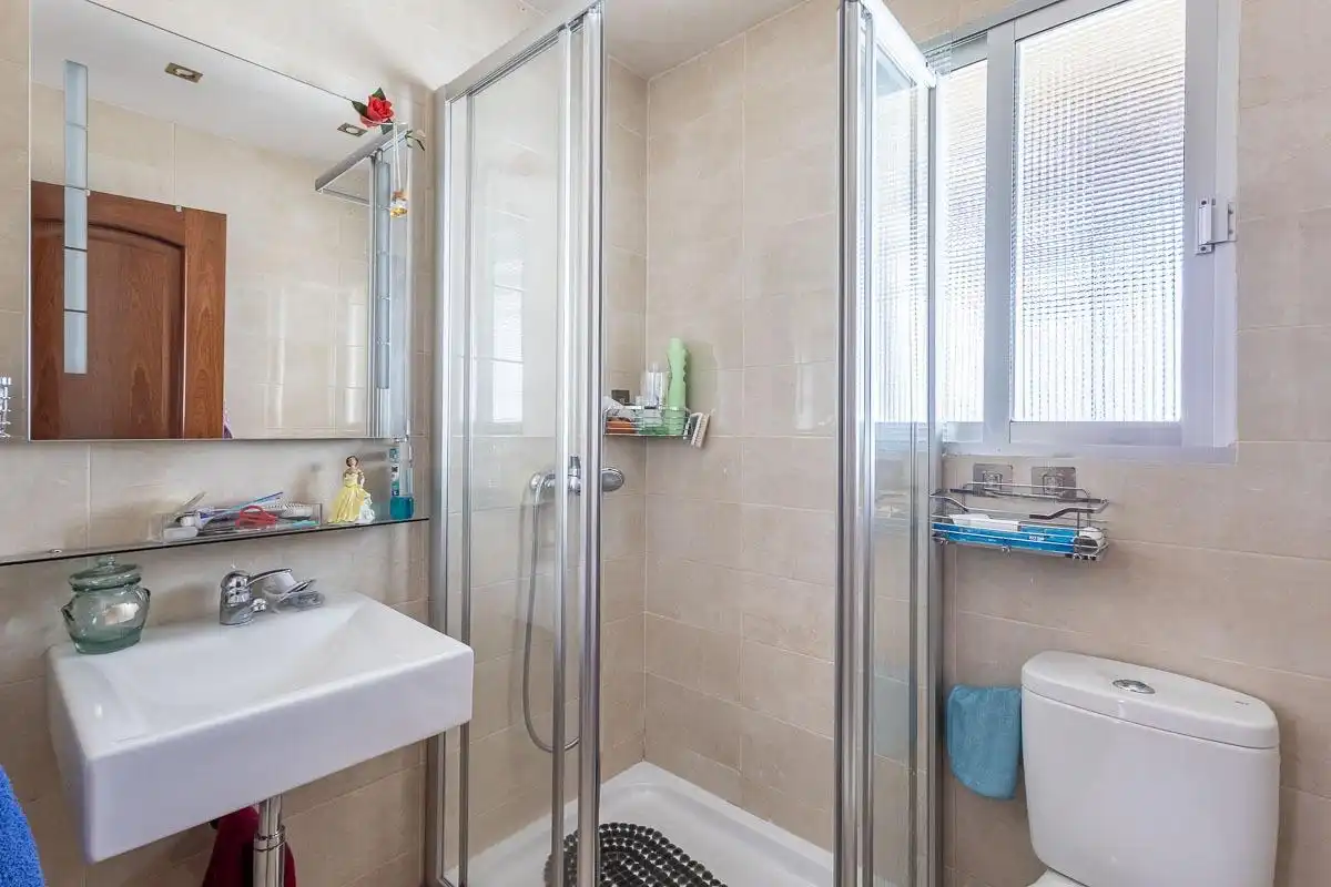 Baño de Piso en venta en Granada con Terraza y Trastero