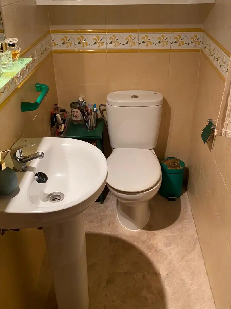 Baño de Casa adosada en venta en Castilleja de Guzmán con Aire acondicionado, Terraza y Piscina