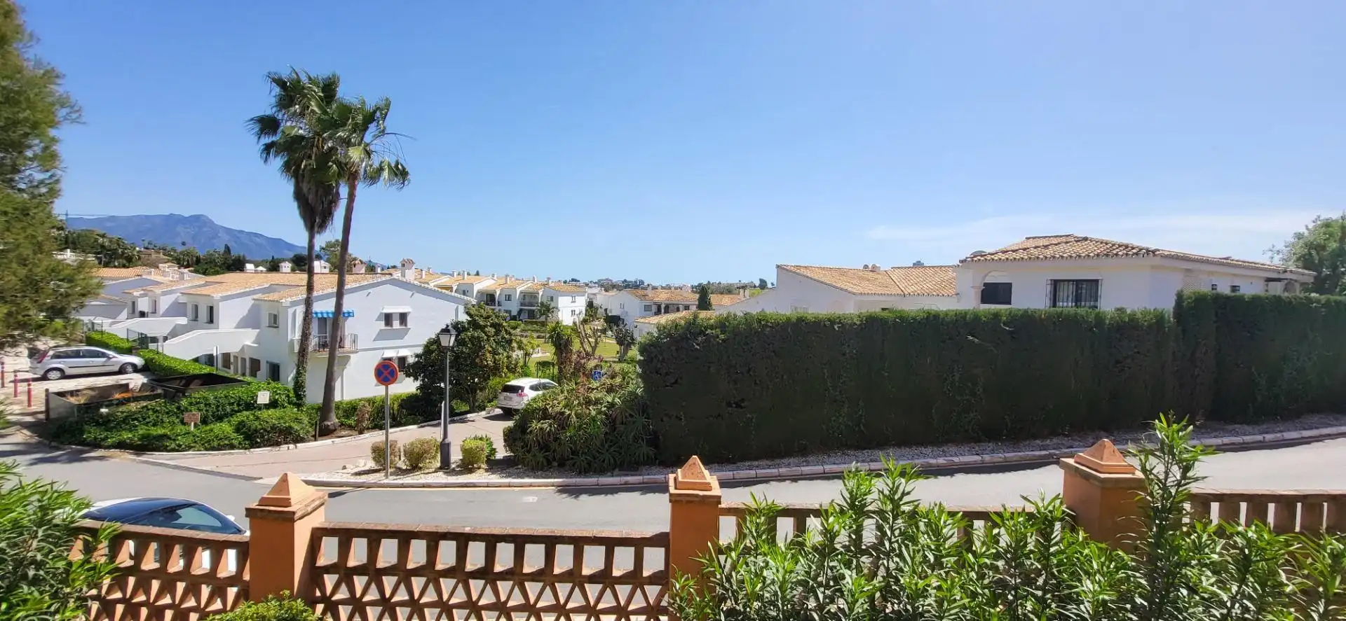 Vista exterior de Apartament en venda en Benahavís amb Aire condicionat, Calefacció i Jardí privat