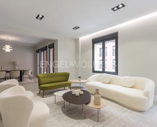 Sala d'estar de Apartament en venda en  Madrid Capital amb Aire condicionat, Terrassa i Balcó