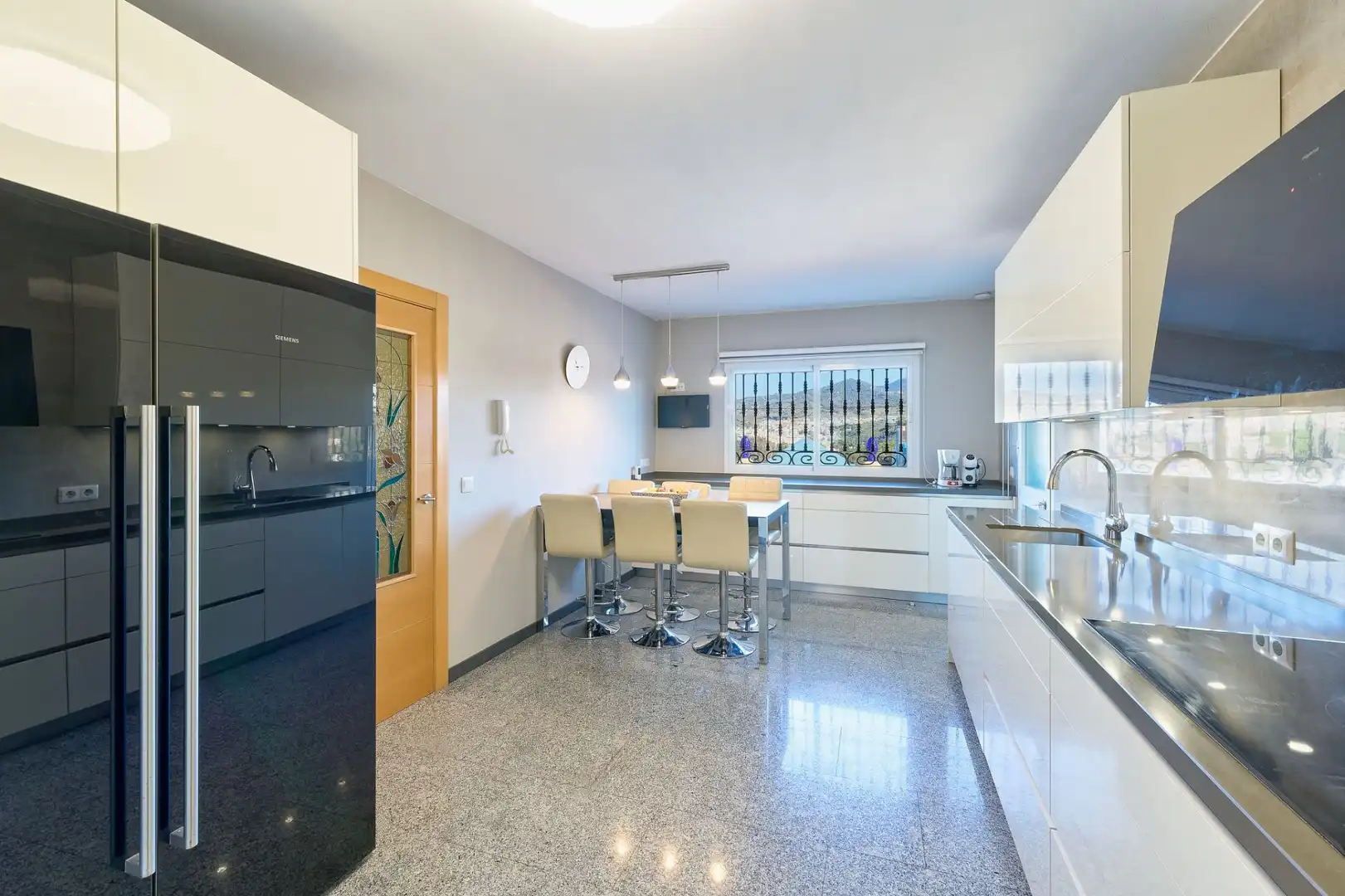 Cuina de Casa o xalet en venda en Málaga amb Aire condicionat, Calefacció i Jardí privat