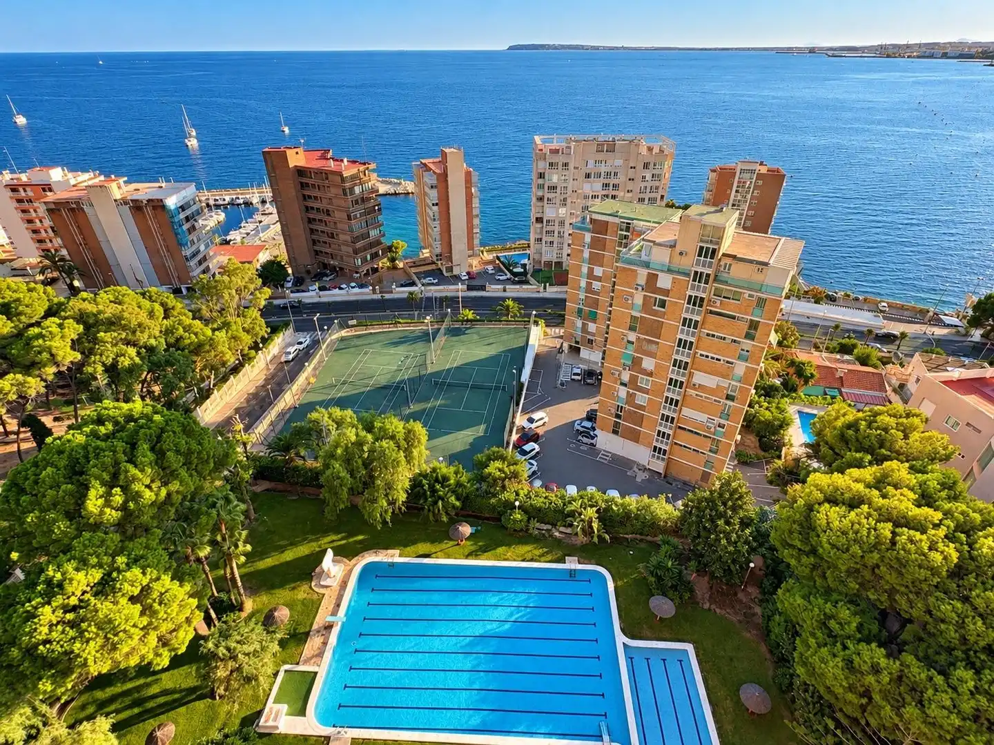 Apartament amb terrassa en venda a Calle DAFNE