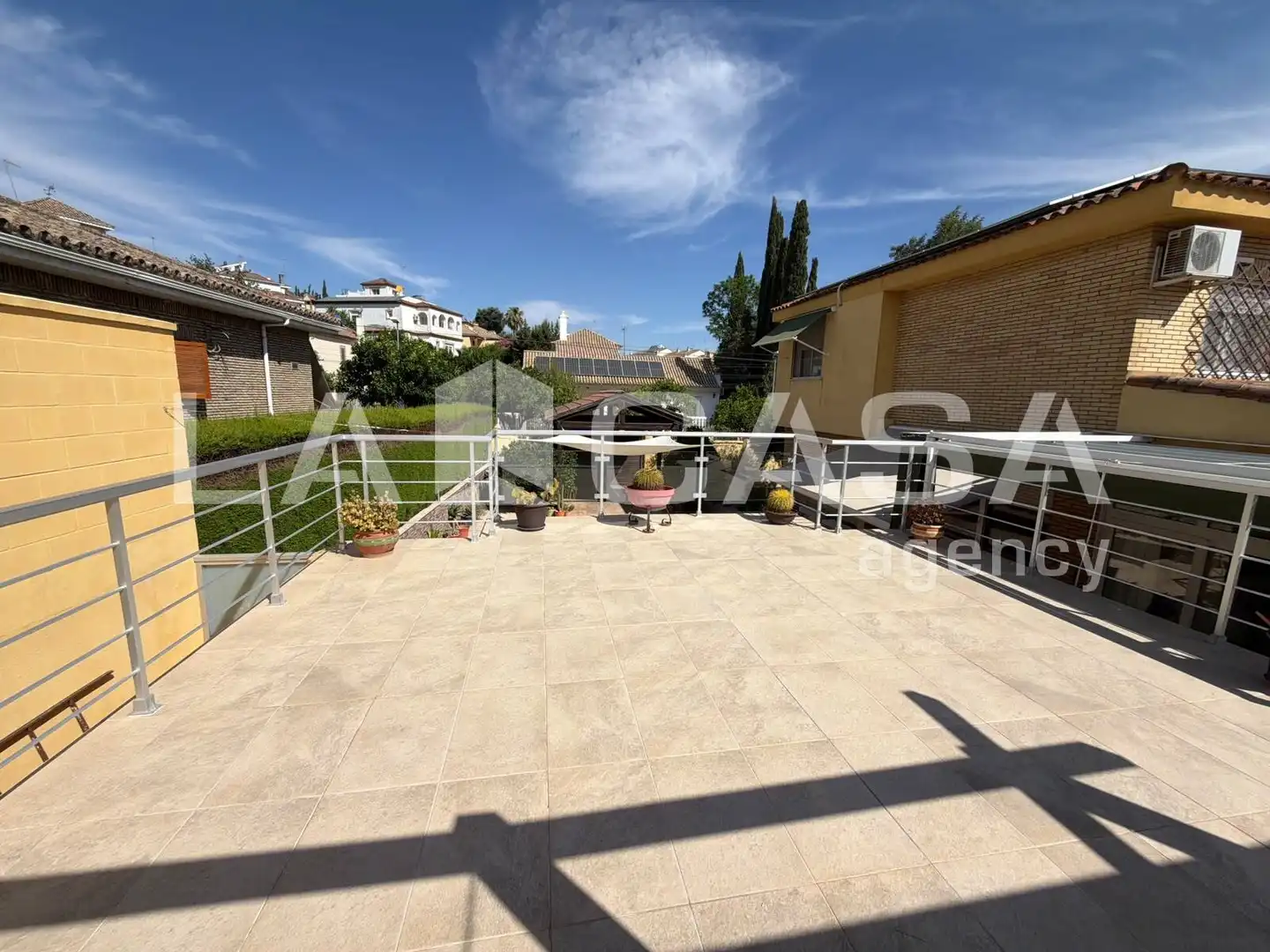 Terrassa de Casa adosada en venda en Montequinto amb Terrassa, Traster i Piscina
