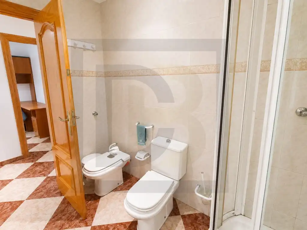 Bany de Casa o xalet en venda en San Miguel de Salinas amb Aire condicionat, Terrassa i Moblat