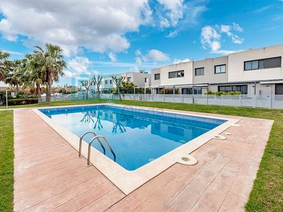 Piscina de Casa adosada en venda en Mont-roig del Camp amb Aire condicionat, Calefacció i Terrassa