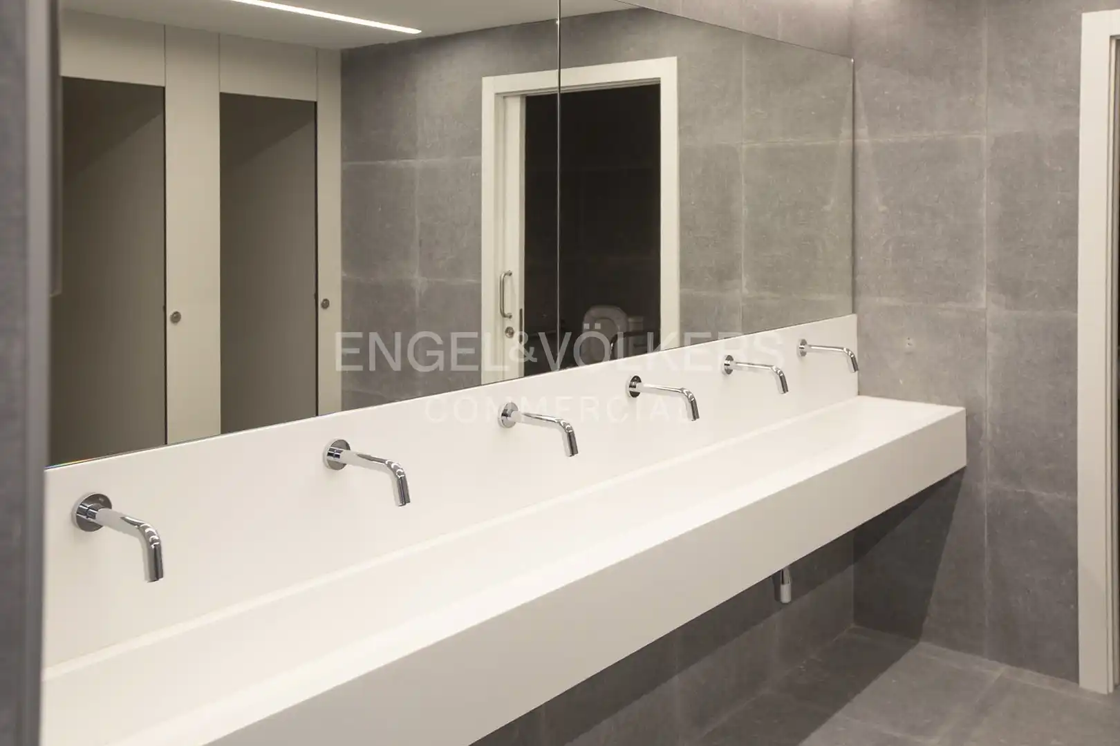 Badezimmer von Büro zur Miete in Barcelona mit Klimaanlage, Terrasse und Möbliert