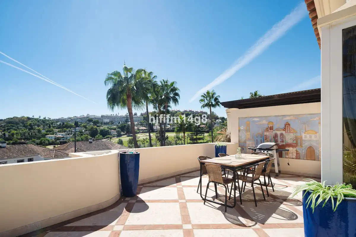 Vista exterior de Àtic en venda en Nueva Andalucía